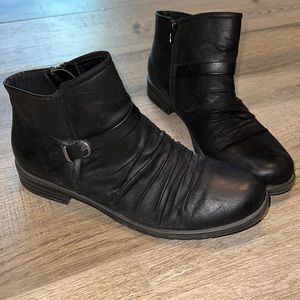 Baretraps Cecelia black booties